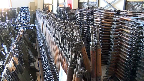 西班牙警方查获大批武器 原本会流入恐怖组织及犯罪团伙