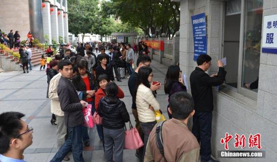 资料图：2015年2月25日，居民在厦门行政服务中心办理户籍。 图片来源：CFP视觉中国