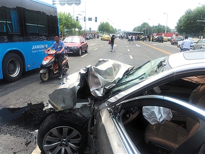 2015年6月20日，南京市秦淮区石杨路、友谊河路口发生一起交通事故，一辆南京牌照的马自达轿车，遭到一辆西安牌照的宝马轿车横向撞击，车身解体，车内两人当场死亡。图为肇事宝马车。图/视觉中国