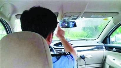 警车神奇“后视镜”