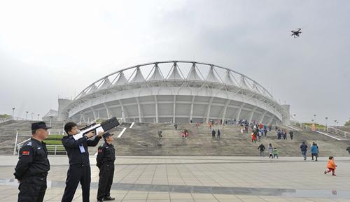 武汉警方启用“无人机反制枪”打击黑飞 