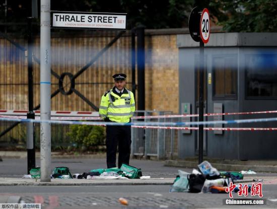 在位于伦敦桥附近巴罗集市(Borough Market),两名男子持刀行凶。其中1名男性嫌犯被警察击中后倒地,身上还绑有小型金属容器。图为警察在巴罗集市对现场进行封锁。据CNN报道,极端组织“伊斯兰国”有关的媒体宣称,该组织成员为袭击负责。但是,有分析称,该组织并不能提供任何证据证明与此案有关。 在位于伦敦桥附近巴罗集市(Borough Market),两名男子持刀行凶。其中1名男性嫌犯被警察击中后倒地,身上还绑有小型金属容器。图为警察在巴罗集市对现场进行封锁。据CNN报道,极端组织“伊斯兰国”有关的媒体宣称,该组织成员为袭击负责。但是,有分析称,该组织并不能提供任何证据证明与此案有关。