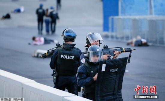 资料图:图为法国反恐特警部队“黑豹”突击队(Raid)参加反恐演习。 资料图:图为法国反恐特警部队“黑豹”突击队(Raid)参加反恐演习。