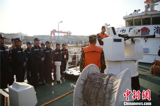 图为:现场观摩。 何蒋勇 摄 图为:现场观摩。 何蒋勇 摄