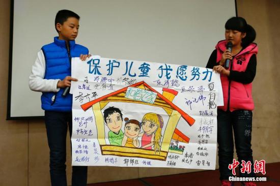 12月4日,由全国妇联和联合国儿童基金会在北京共同举办了“共同行动——停止对儿童暴力,促进儿童保护”的主题宣传活动。图为活动儿童代表以绘画的形式说出他们的心声。<a target='_blank' href='http://www.chinanews.com/'>中新社</a>发 富田 摄 12月4日,由全国妇联和联合国儿童基金会在北京共同举办了“共同行动——停止对儿童暴力,促进儿童保护”的主题宣传活动。图为活动儿童代表以绘画的形式说出他们的心声。<a target='_blank' href='http://www.chinanews.com/'>中新社</a>发 富田 摄