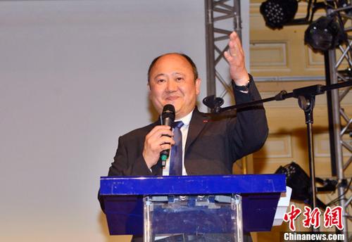 当地时间6月18日晚，法国议会选举第二轮投票结束，巴黎市议员、巴黎十三区副区长陈文雄在巴黎第九选区胜选，成为法国本土首位华裔国民议会议员。根据法国内政部18日夜间公布的计票结果，作为总统马克龙阵营的“共和国前进”运动的候选人，陈文雄在巴黎第九选区共赢得16669张支持票，以55.26%的得票率战胜对手，成功当选国民议会议员。图为陈文雄在巴黎十三区区政府发表胜选演讲。<a target='_blank' href='http://www.chinanews.com/'>中新社</a>记者 龙剑武 摄