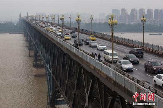 资料图：大批车辆由南向北行驶在南京长江大桥上。<a target='_blank' href='http://www.chinanews.com/'>中新社</a>记者 泱波 摄