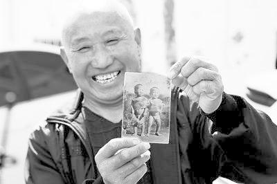 相片上的双胞胎终于团圆了，李强笑了。