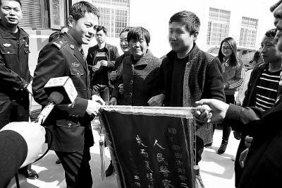 郑州一对夫妻睡梦中孩子被偷32年后细心民警寻回