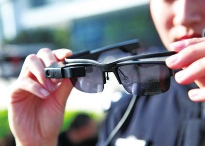 洛阳警方配备警务智能眼镜 轻松识别人脸特征