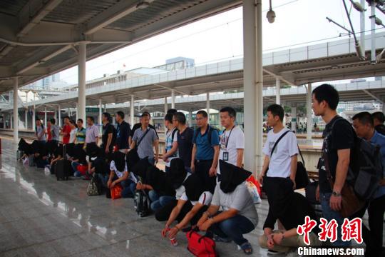 诈骗案的犯罪嫌疑人被警方抓获。警方供图 诈骗案的犯罪嫌疑人被警方抓获。警方供图