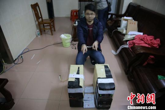 嫌犯指认现场 警方供图 摄 嫌犯指认现场 警方供图 摄