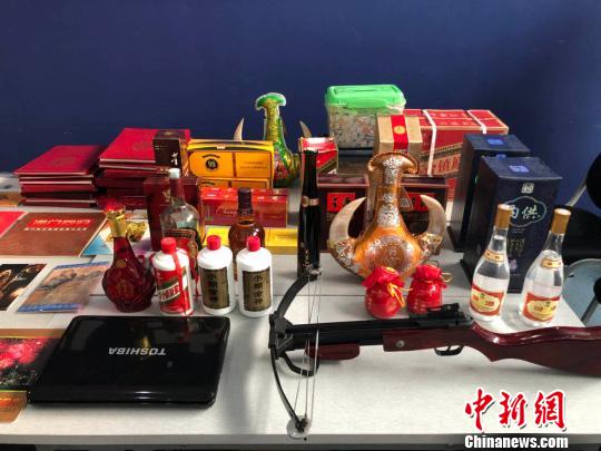 图为赃物展示。　李庭耀 摄