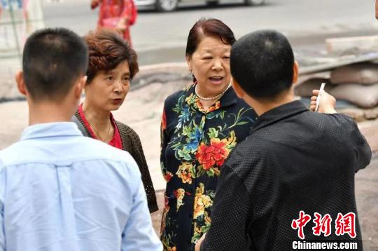 提醒群众防扒窃 自流井警方 供图 摄