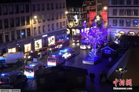 当地时间12月11日晚,法国东部城市斯特拉斯堡市(Strasbourg)一处圣诞集市附近发生枪击案,已至少造成2人丧生,另有11人伤势严重。警方已确认枪手身份,正在搜捕该嫌犯。目前还不清楚此事件是否和恐袭有关。 当地时间12月11日晚,法国东部城市斯特拉斯堡市(Strasbourg)一处圣诞集市附近发生枪击案,已至少造成2人丧生,另有11人伤势严重。警方已确认枪手身份,正在搜捕该嫌犯。目前还不清楚此事件是否和恐袭有关。