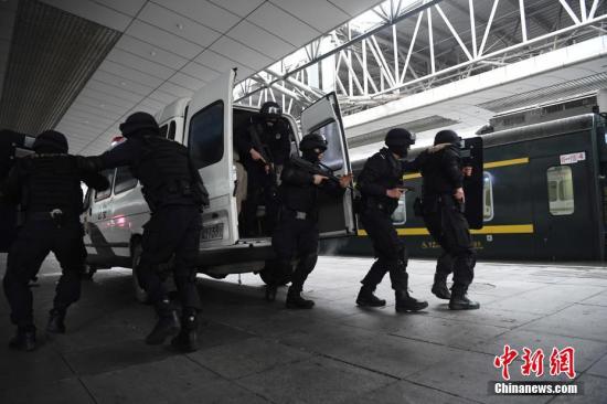 资料图:铁路特警在火车站内进行应急处突训练。 陈超 摄 资料图:铁路特警在火车站内进行应急处突训练。 陈超 摄