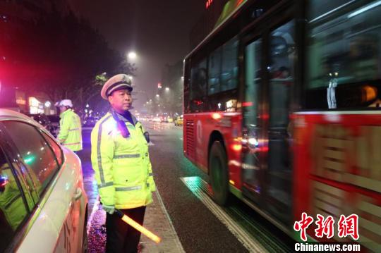 资料图为姜瑞华身前正在执勤。警方供图 资料图为姜瑞华身前正在执勤。警方供图