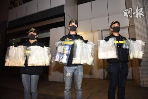 工作人员展示检获的毒品。图片来源:香港《明报》/蔡方山 摄 工作人员展示检获的毒品。图片来源:香港《明报》/蔡方山 摄