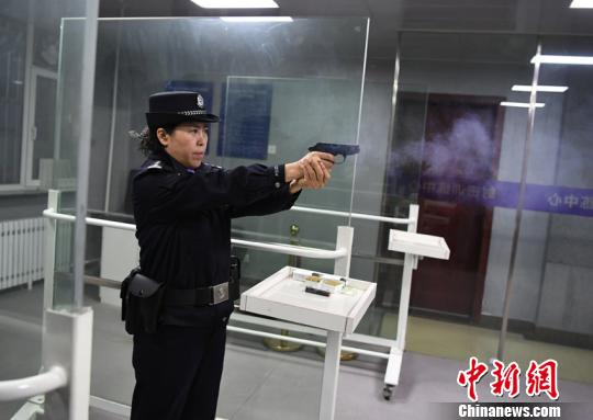 张爱华在进行打靶训练。张爱华是长春铁路公安处民警射击训练的兼职教官，十分精准的射击水平让许多男同事都赞叹连连。　张瑶 摄