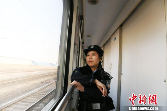 张爱华坦言，自己能够亲身见证中国铁路日新月异的变化非常荣幸，即将离开之际更多的是不舍之情。?　张瑶 摄