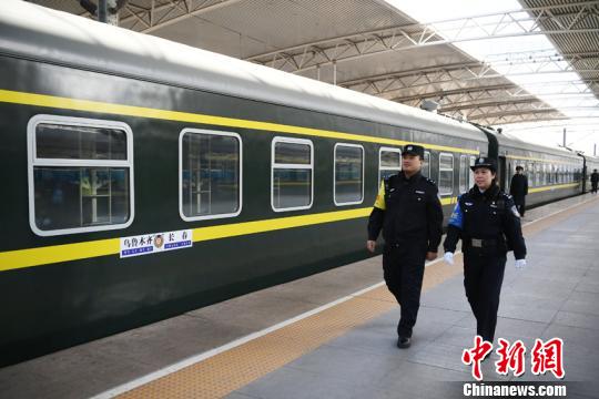 对于最后一年的春运工作，张爱华依旧保持严谨，用心守护乘客安全。　张瑶 摄