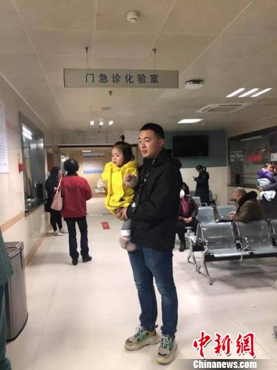 偶遇女儿。 叶志明 摄 偶遇女儿。 叶志明 摄