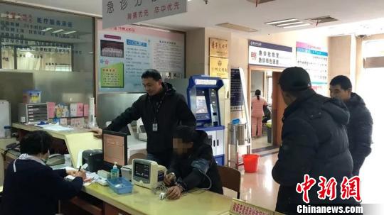 警察故事:办案途中偶遇2岁生病女儿抱了“十五秒”