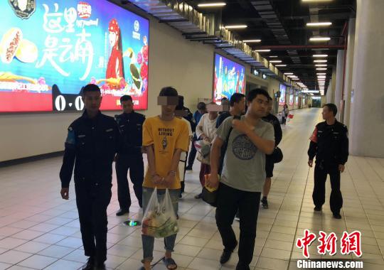 抓获的犯罪嫌疑人。警方供图