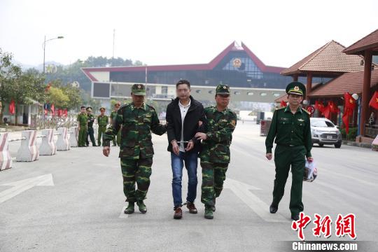越南警方向中国警方移交特大毒品案犯罪嫌疑人
