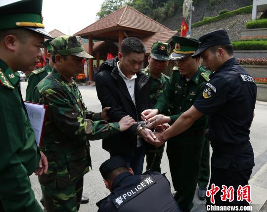 移交罪嫌疑人 韦世仙 摄