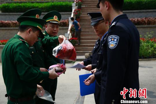 移交嫌疑人的私人物品 韦世仙 摄
