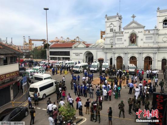 当地时间2019年4月21日,斯里兰卡科伦坡,爆炸袭击发生后,警察守卫在教堂外。 当天,斯里兰卡多地接连发生8起爆炸,多家酒店和教堂遭袭击,目前已造成200余人遇难。 当地时间2019年4月21日,斯里兰卡科伦坡,爆炸袭击发生后,警察守卫在教堂外。 当天,斯里兰卡多地接连发生8起爆炸,多家酒店和教堂遭袭击,目前已造成200余人遇难。