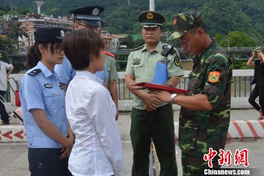 警方正在办理被拐人员移交。开远铁路公安处供图