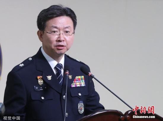 9月19日,韩国京畿道水原市,华城连环杀人案调查本部长出席新闻发布会。据韩媒报道称,悬疑电影《杀人回忆》中的凶手原型——华城连环杀人案凶手已被找到。此案发生于1986年至1991年,凶手绑架、强奸女性后将其勒毙,有10名女子受害,仅1人幸存。悬疑电影《杀人回忆》依此改编获得巨大成功。警方称通过DNA技术确认嫌疑人为一服刑男囚。但由于此案已过了追诉时效,嫌疑人可能不会受到惩罚。民众要求警方公开犯人信息,警察表示正在认真讨论中。图片来源:视觉中国 9月19日,韩国京畿道水原市,华城连环杀人案调查本部长出席新闻发布会。据韩媒报道称,悬疑电影《杀人回忆》中的凶手原型——华城连环杀人案凶手已被找到。此案发生于1986年至1991年,凶手绑架、强奸女性后将其勒毙,有10名女子受害,仅1人幸存。悬疑电影《杀人回忆》依此改编获得巨大成功。警方称通过DNA技术确认嫌疑人为一服刑男囚。但由于此案已过了追诉时效,嫌疑人可能不会受到惩罚。民众要求警方公开犯人信息,警察表示正在认真讨论中。图片来源:视觉中国