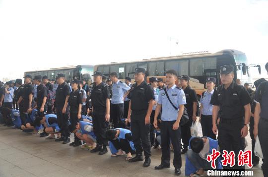 重庆警方捣毁特大跨境电信诈骗集团押解69名嫌疑人回国