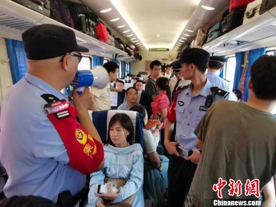 叶国伟带着徒弟在列车上宣传 孙壮 摄 叶国伟带着徒弟在列车上宣传 孙壮 摄
