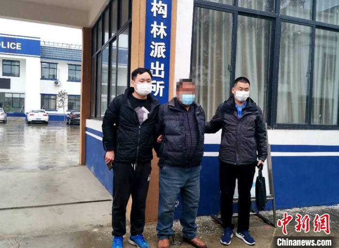 在河南邓州市,警方抓获犯罪嫌疑人。 徐州警方供图 摄 在河南邓州市,警方抓获犯罪嫌疑人。 徐州警方供图 摄
