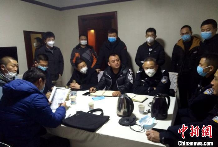 疫情防控期间办案人员共同研判20年前命案。 徐州警方供图 摄 疫情防控期间办案人员共同研判20年前命案。 徐州警方供图 摄