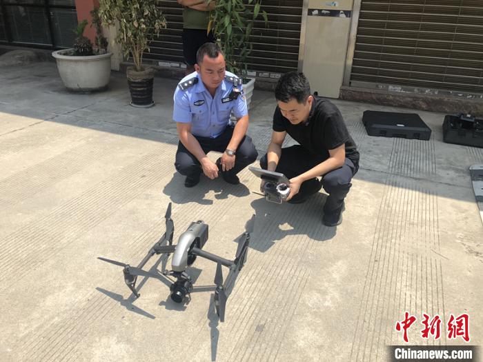 图为云南瑞丽森警使用无人机破获案件。 董诗锟 摄 图为云南瑞丽森警使用无人机破获案件。 董诗锟 摄