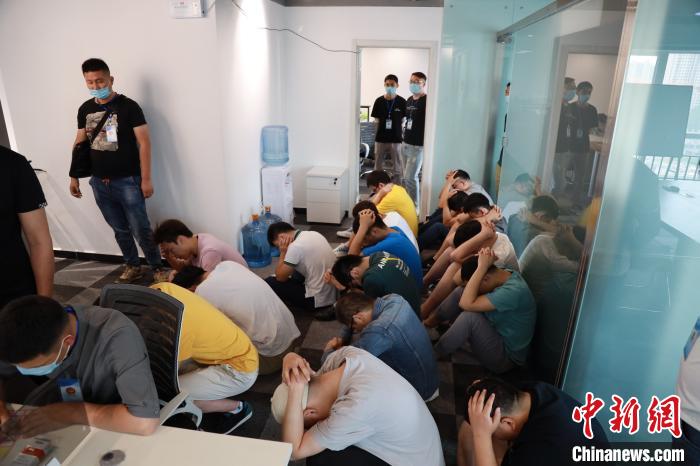 警方抓捕现场。 警方供图 摄 警方抓捕现场。 警方供图 摄