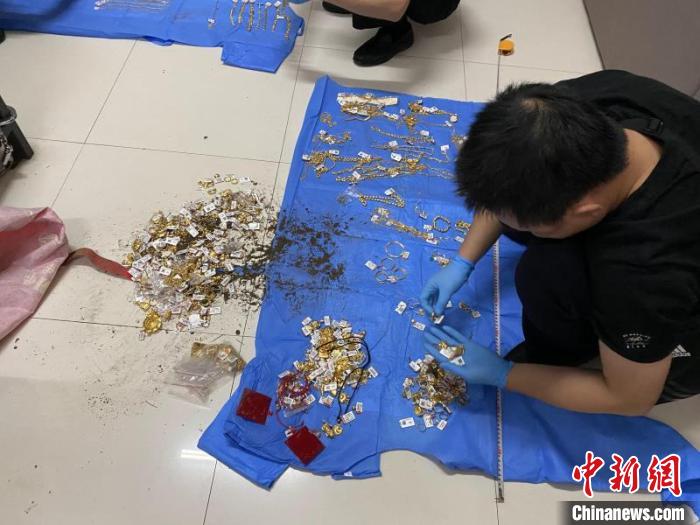 现场清点。警方供图 现场清点。警方供图