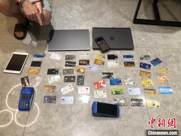 图为犯罪嫌疑人指认作案工具。海口警方供图