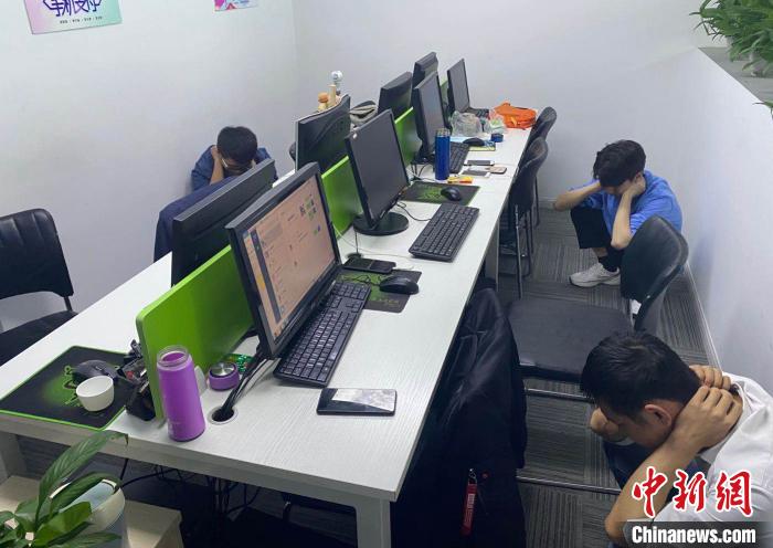 图为西安警方打掉非法经营境外外汇期货平台团伙。西安市公安局高新分局供图 图为西安警方打掉非法经营境外外汇期货平台团伙。西安市公安局高新分局供图