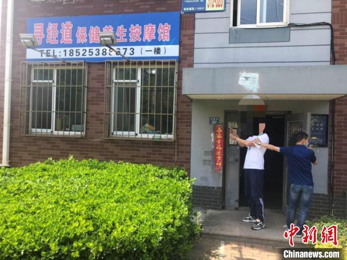 图为犯罪嫌疑人指认现场。 大连警方供图 摄 图为犯罪嫌疑人指认现场。 大连警方供图 摄