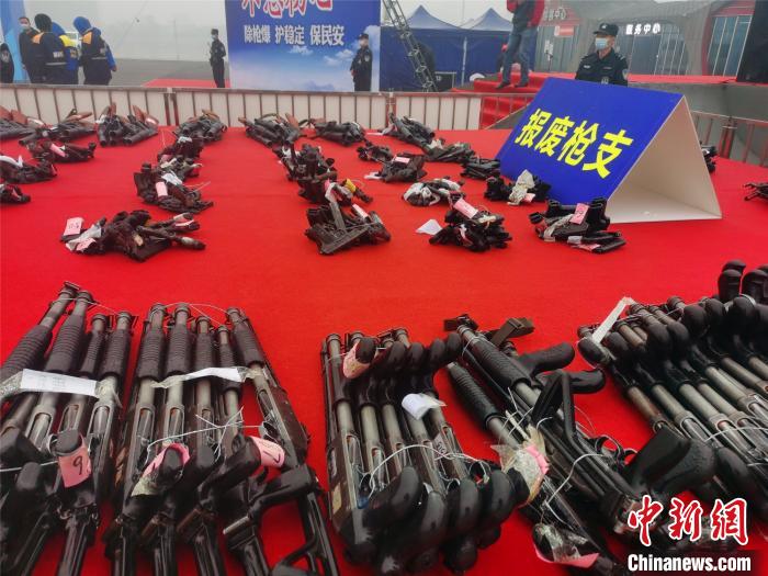 图为报废枪支 刘鹏 摄
