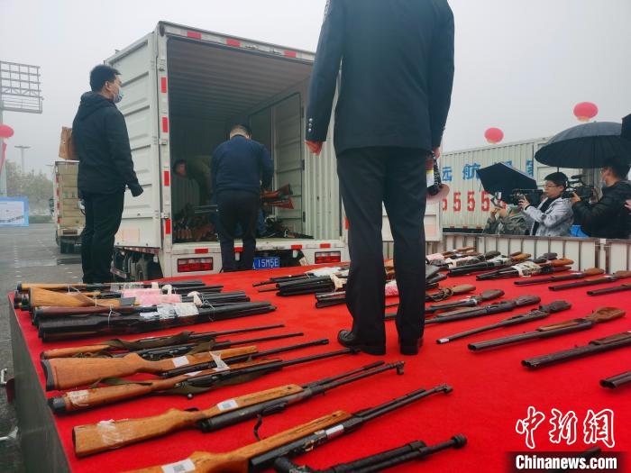 非法枪爆物品展示后将集中销毁 刘鹏 摄