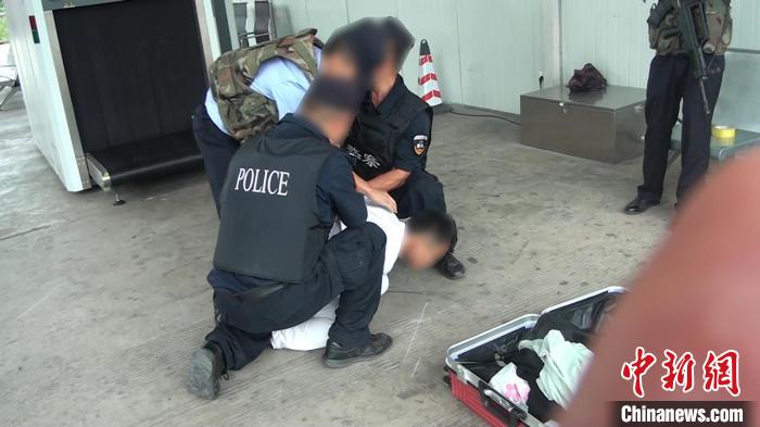 图为警方现场抓获利用行李箱携带毒品的犯罪嫌疑人。 开远铁路警方供图 图为警方现场抓获利用行李箱携带毒品的犯罪嫌疑人。 开远铁路警方供图