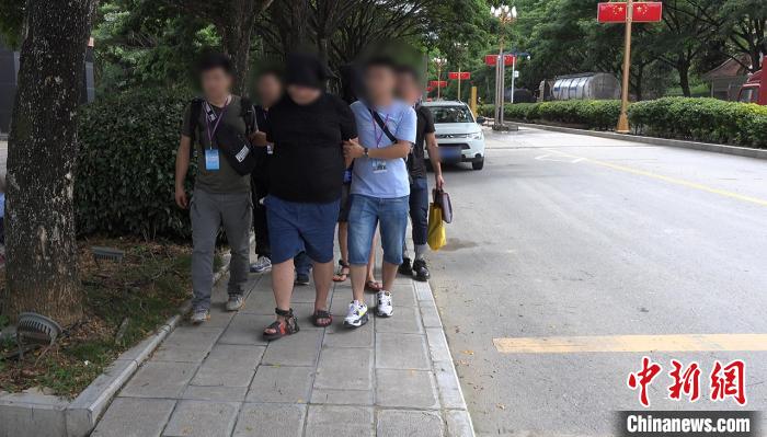 图为警方押解毒品犯罪嫌疑人。 开远铁路警方供图 图为警方押解毒品犯罪嫌疑人。 开远铁路警方供图