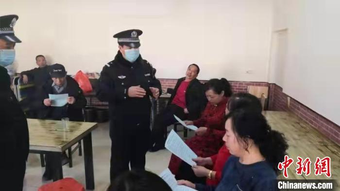 李巨斌在辖区一个饭店内向居民宣讲如何防范电信诈骗。 李涛 摄 李巨斌在辖区一个饭店内向居民宣讲如何防范电信诈骗。 李涛 摄