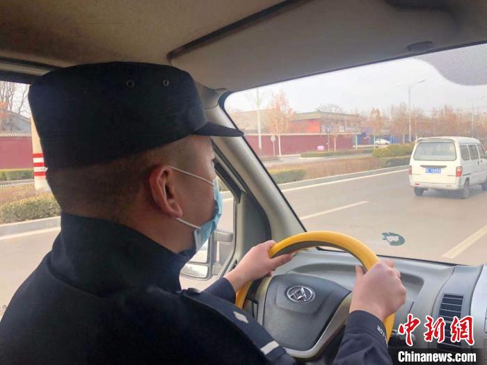 午饭过后,张东方驾驶警车,和同事一起在尧庙派出所辖区主要道路进行路面巡逻。 李庭耀 摄 午饭过后,张东方驾驶警车,和同事一起在尧庙派出所辖区主要道路进行路面巡逻。 李庭耀 摄